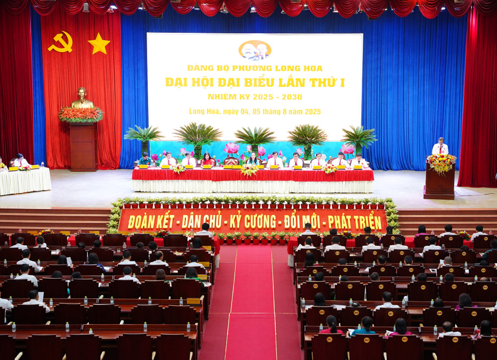 Toàn cảnh phiên làm việc ngày thứ nhất Đại hội đại biểu Đảng bộ phường Long Hoa lần thứ I, nhiệm kỳ 2025-2030