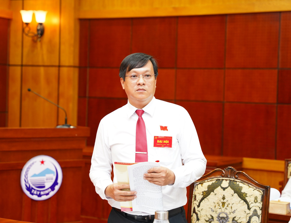 Phó Bí thư Đảng uỷ, Chủ tịch UBND phường Long Hoa Nguyễn Quốc Cường phát biểu thảo luận 
