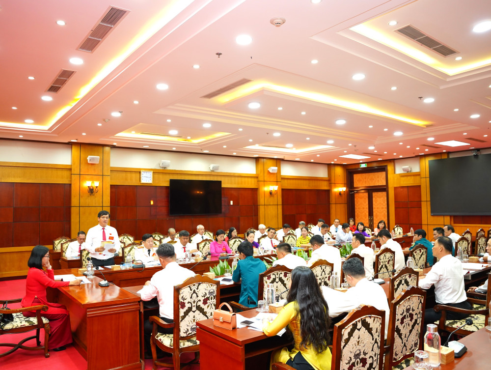 Đại biểu thảo luận tổ 