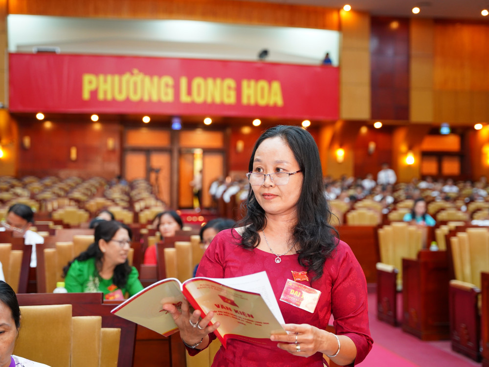 Đại biểu phát biểu thảo luận về chỉ tiêu lĩnh vực giáo dục và đào tạo được đề cập trong văn kiện Đại hội Đảng bộ phường Long Hoa nhiệm kỳ 2025-2030