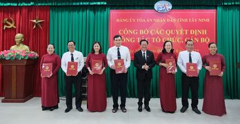 Đảng ủy Tòa án Nhân dân tỉnh công bố các quyết định công tác tổ chức, cán bộ
