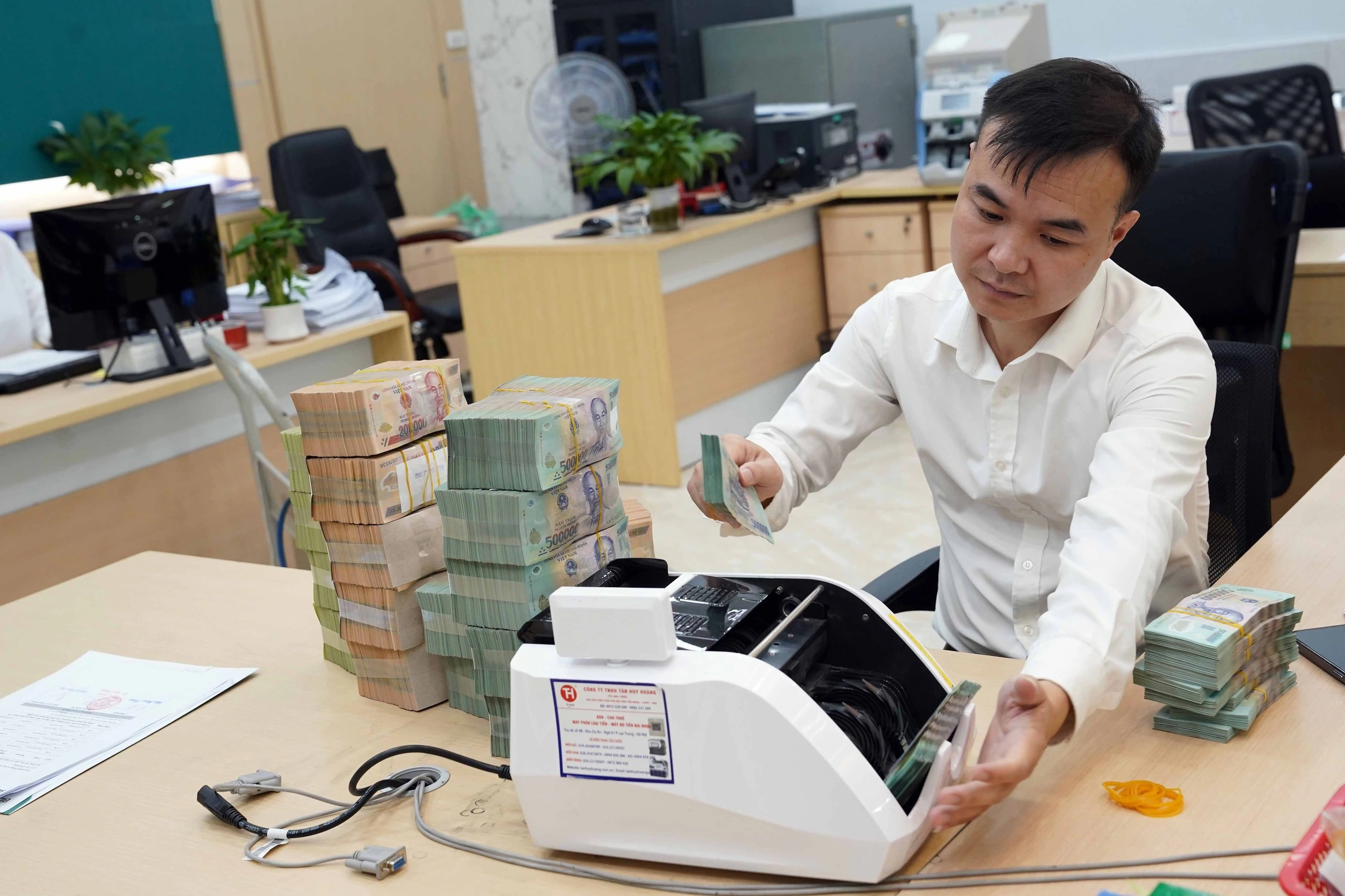 Lãi suất tiền đồng liên ngân hàng tăng cao