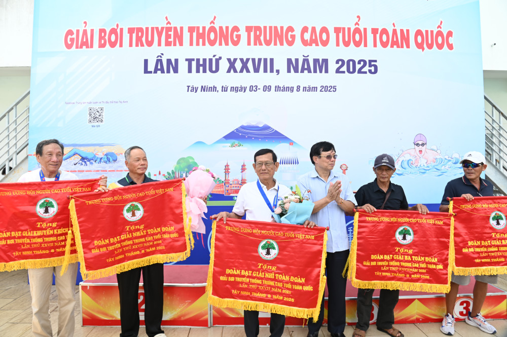 Ban tổ chức trao cờ Toàn đoàn cho các đơn vị đạt thứ hạng cao