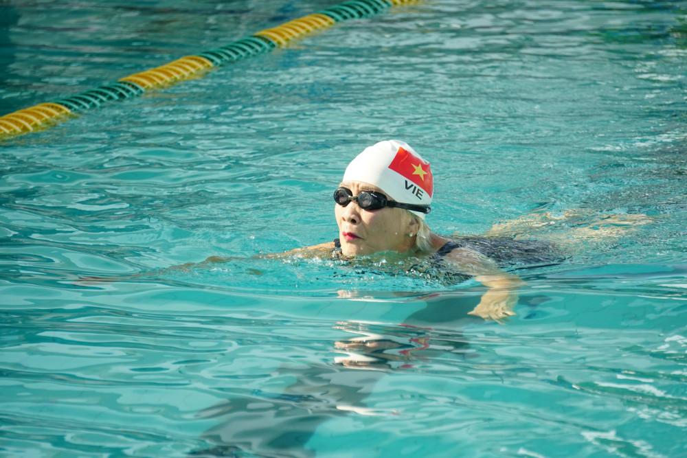 Nữ VĐV cao thuổi tụ tin trên đường đua xanh