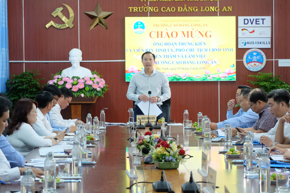 Toàn cảnh buổi làm việc 