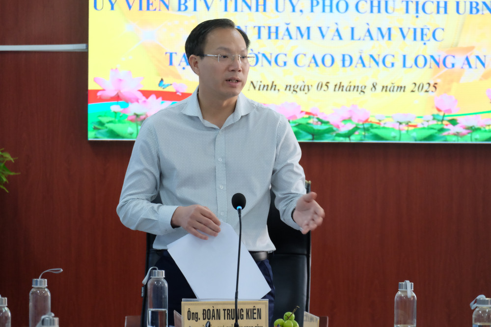 Ủy viên Ban Thường vụ Tỉnh ủy, Phó Chủ tịch UBND tỉnh Tây Ninh Đoàn Trung Kiên phát biểu trong buổi làm việc