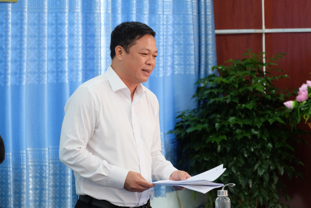 Hiệu trưởng Trường Cao đẳng Long An Lê Quốc Hùng trình bày báo cáo tại buổi làm việc