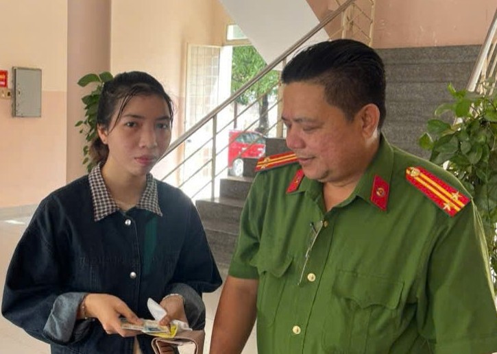 Trao trả tài sản cho người dân đánh rơi