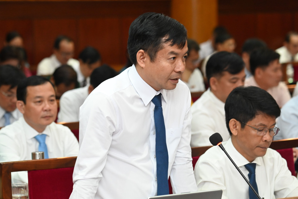 Đại biểu đóng góp ý kiến tại kỳ họp