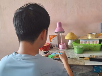 Trẻ nghiện thiết bị điện tử trong mùa hè - Trách nhiệm của người lớn