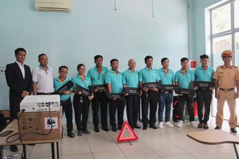 Tuyên truyền giao thông và trao tặng tấm phản quang cho tài xế taxi