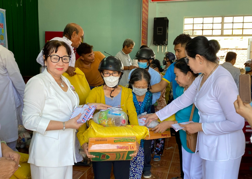 Người phụ nữ nặng lòng với người nghèo