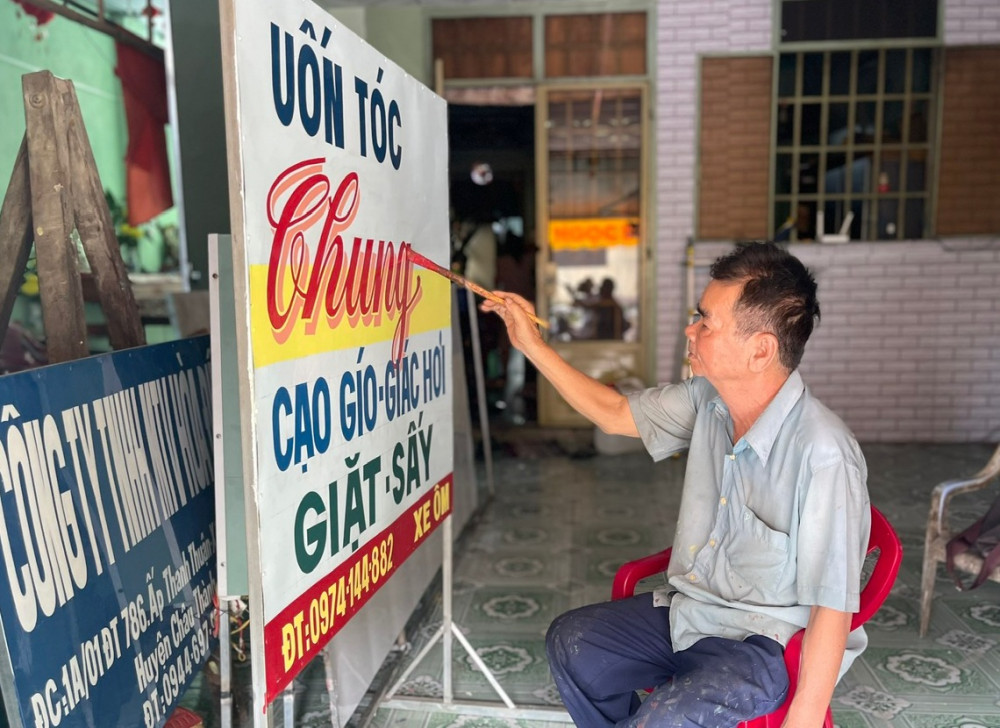 Miệt mài với nghề vẽ bảng quảng cáo