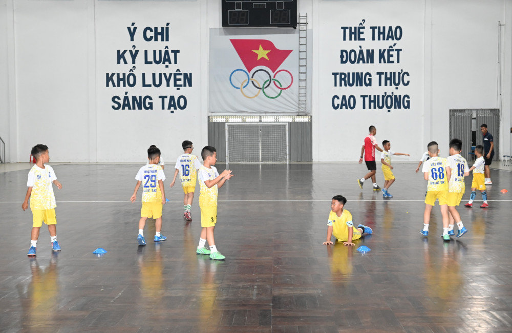 Đội bóng đá U9 tỉnh Thái Bình đến Nhà Thi đấu thể thao tỉnh Tây Ninh tập luyện làm quen mặt sân gỗ