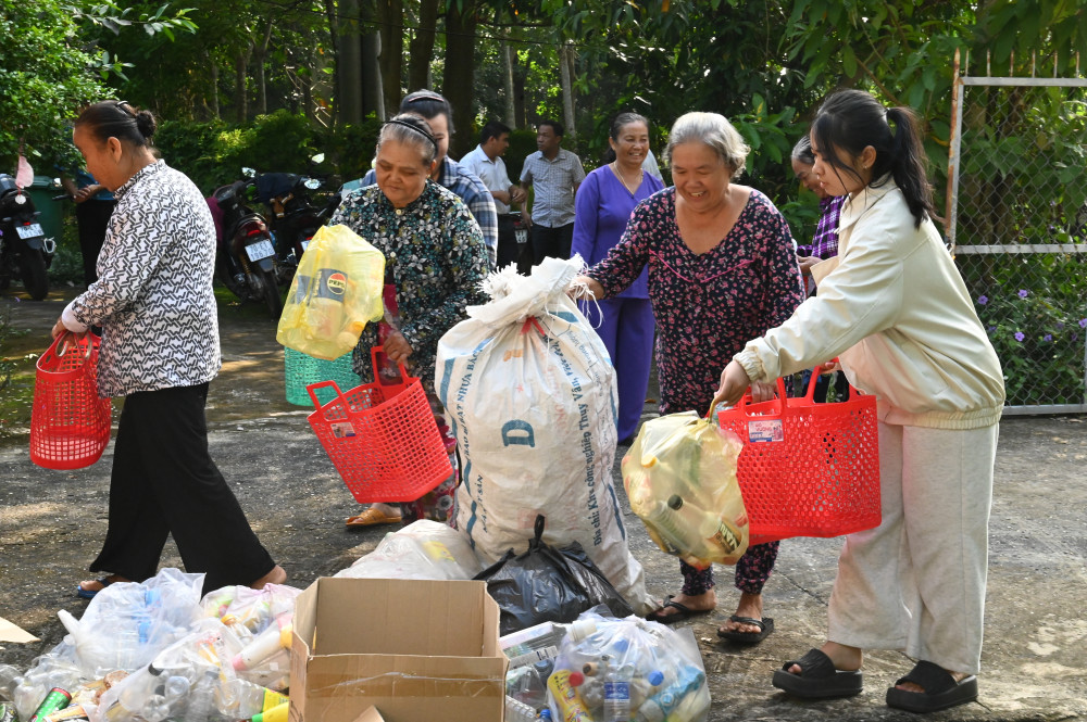 Nhiều người dân đem rác thải nhựa đến đổi quà