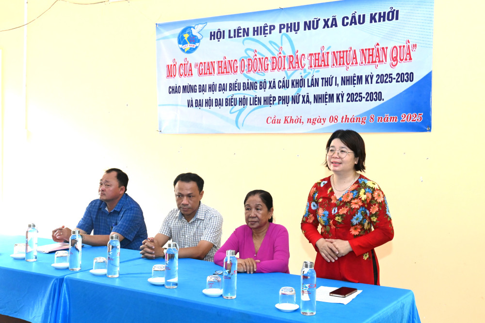 : Bà Lê Thị Mỹ Lệ, Chủ tịch Hội LHPN xã Cầu Khởi phát biểu khai mạc Gian hàng 0 đồng, đem rác thải nhựa đổi quà”