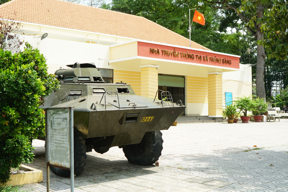 Nhà truyền thống phường Trảng Bàng: 'Địa chỉ đỏ' của người dân xứ Trảng Chiếc xe tăng số hiệu 82-0-83 trưng bày bên trái Nhà truyền thống