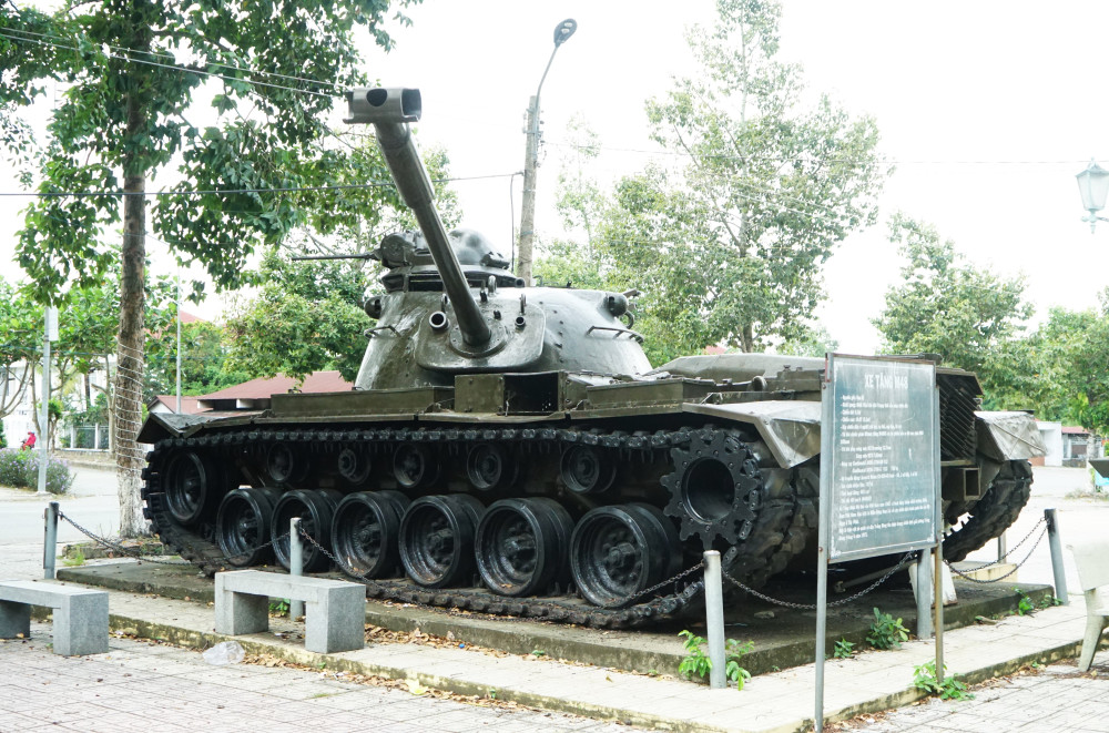 Nhà truyền thống phường Trảng Bàng: 'Địa chỉ đỏ' của người dân xứ Trảng Chiếc xe tăng M48 trưng bày bên phải Nhà truyền thống