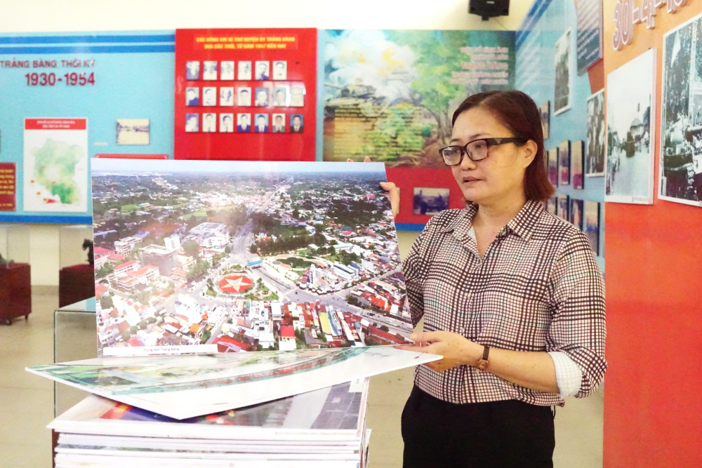 Nhà truyền thống phường Trảng Bàng: 'Địa chỉ đỏ' của người dân xứ Trảng Chị Chung Thị Thu Trang sắp xếp lại hình ảnh trong Nhà truyền thống phường Trảng Bàng