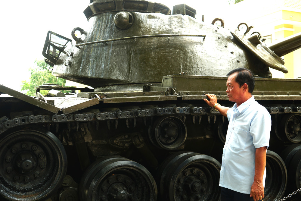 Nhà truyền thống phường Trảng Bàng: 'Địa chỉ đỏ' của người dân xứ Trảng Ông Võ Minh Chiến tận tay sờ vào những chiếc xe tăng đang đặt ngoài sân với bao ký ức ùa về