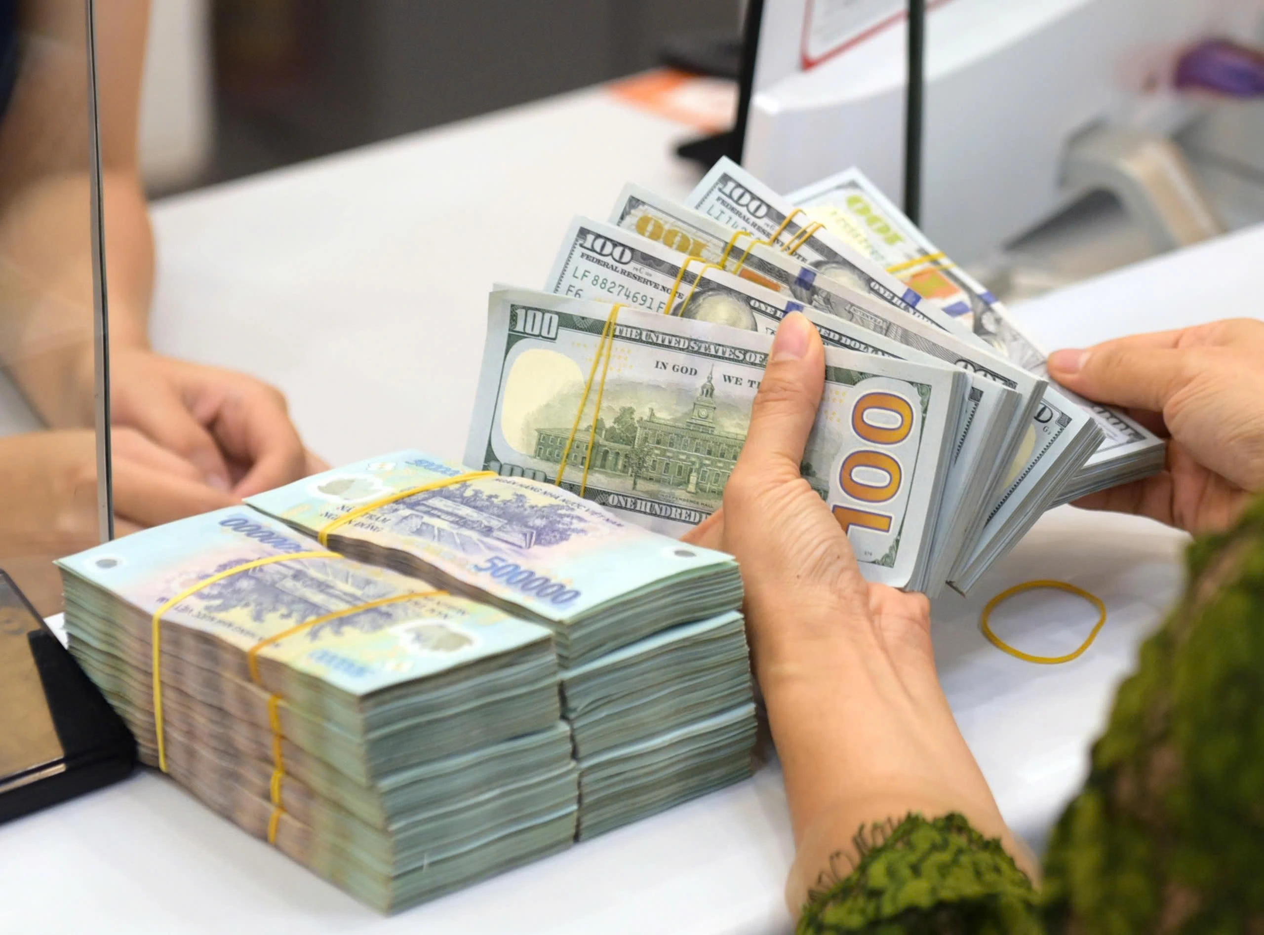 Lãi suất tiền đồng liên ngân hàng tăng gần gấp đôi