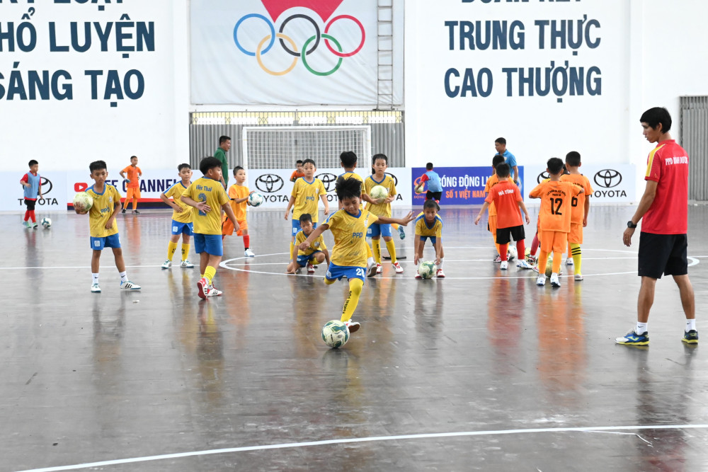 Các cầu thủ tập luyện tại Nhà Thi đấu thể thao tỉnh Tây Ninh