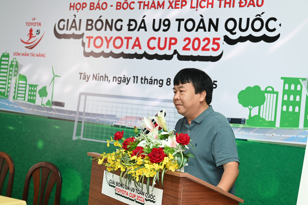 Nhà báo Phan Việt Hùng phát biểu khai mạc buổi họp báo