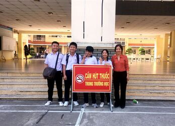 Đáng lo ngại tình trạng học sinh hút thuốc lá