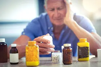 Dùng quá nhiều thuốc kê đơn rất nguy hiểm với người cao tuổi