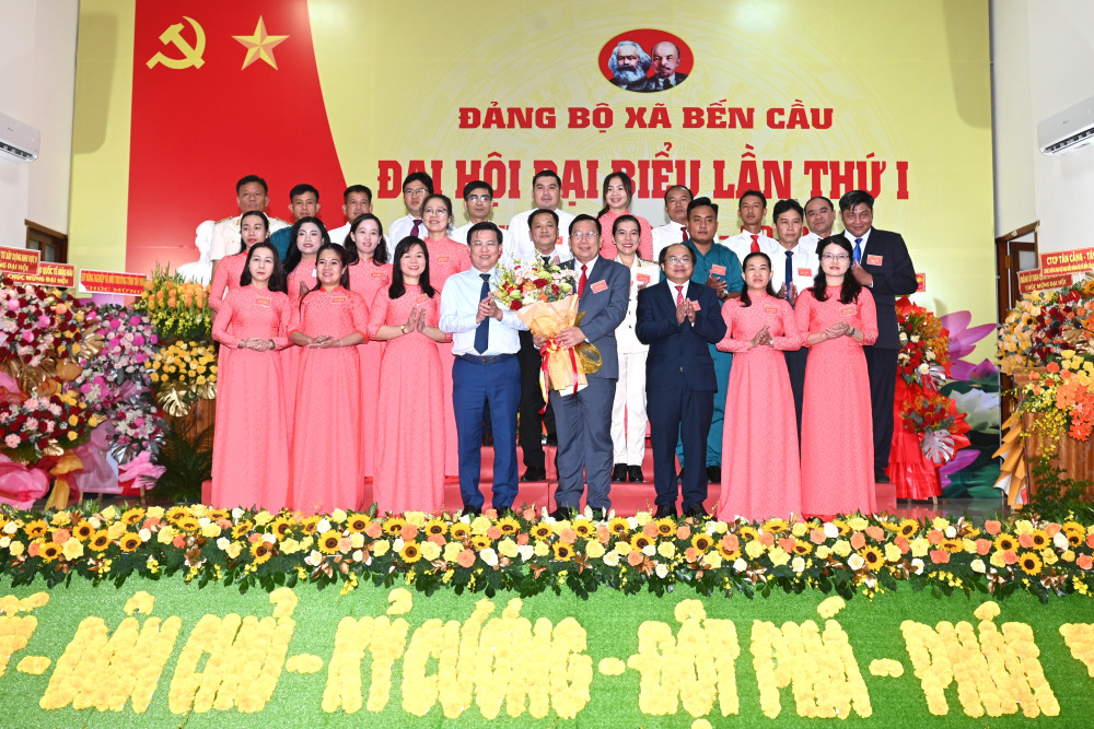 Phó Bí thư Tỉnh uỷ, Chủ tịch UBMTTQVN tỉnh Nguyễn Thanh Hải tặng hoa chúc mừng Ban chấp hành Đảng bộ xã Bến Cầu, nhiệm kỳ 2025-2030