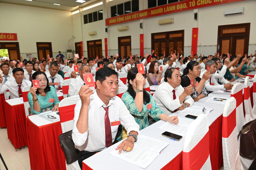 Đại biểu biểu quyết thông qua các Nghị quyết