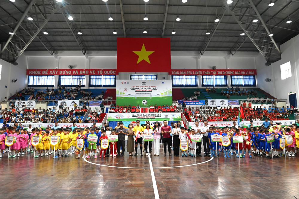 Ban Tổ chức giải và nhà tài trợ tặng cờ lưu niệm các đội tham dự giải