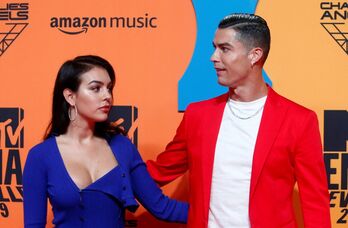 Ronaldo và bạn gái lâu năm đính hôn