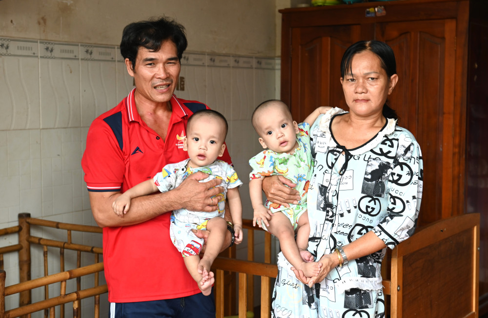 Hai đứa bé sinh đôi bị bỏ rơi trước cửa chùa Cẩm Phong dang được nuôi dưỡng ở Mái ấm Mây Ngàn