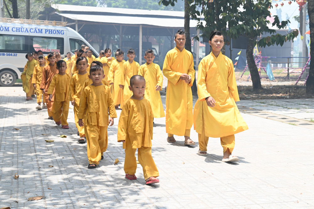 Các em học sinh có xe đưa, rước đi học về