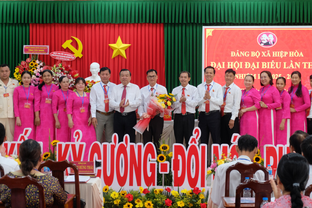 Phó Bí thư Tỉnh uỷ, Trưởng Đoàn đại biểu Quốc hội tỉnh Phạm Hùng Thái tặng hoa chúc mừng Đại hội Đảng bộ xã Hiệp Hòa