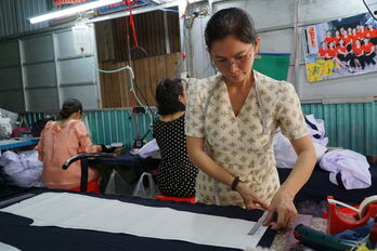 Tất bật nghề may đồng phục ngày tựu trường