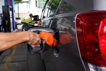 Giá xăng dầu hôm nay 13/8: Trong nước giảm bao nhiêu đồng một lít?