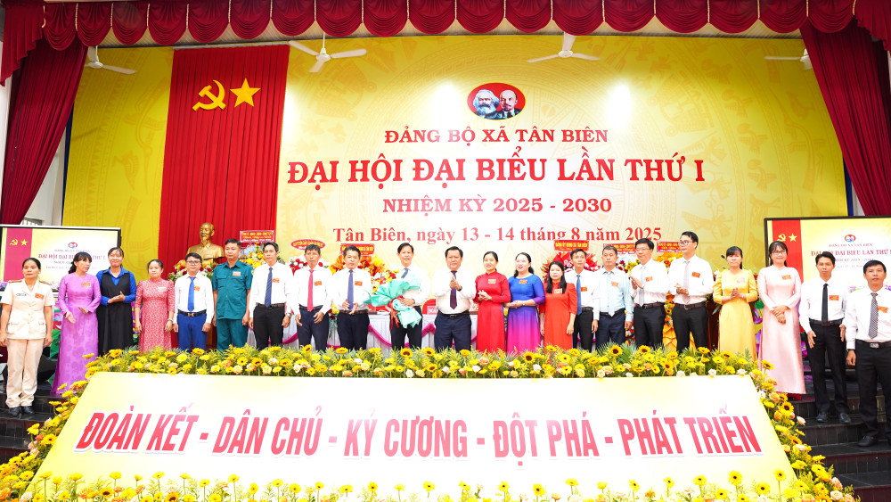 Ban Chấp hành Đảng bộ xã Tân Biên nhiệm kỳ 2025-2030 ra mắt Đại hội