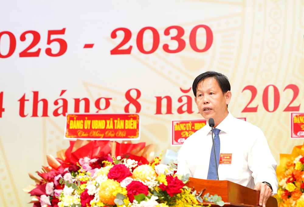 Bí thư Đảng uỷ xã Tân Biên Lê Long Giang phát biểu bế mạc Đại hội 
