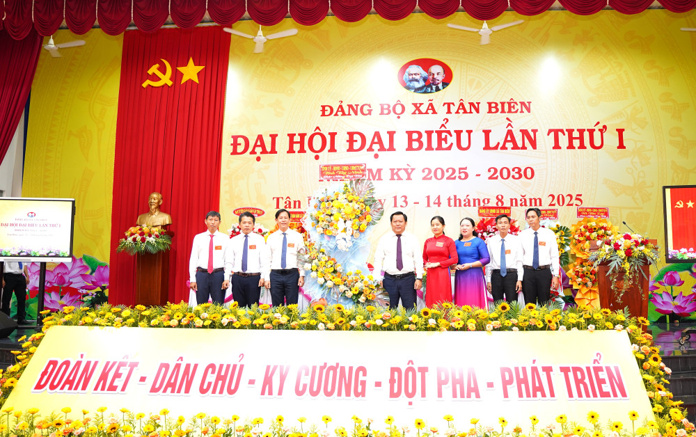 Phó Chủ tịch UBND tỉnh Huỳnh Văn Sơn tặng hoa chúc mừng Đại hội 