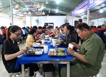 Bữa ăn hạnh phúc bảo đảm dinh dưỡng, tăng hiệu quả sản xuất