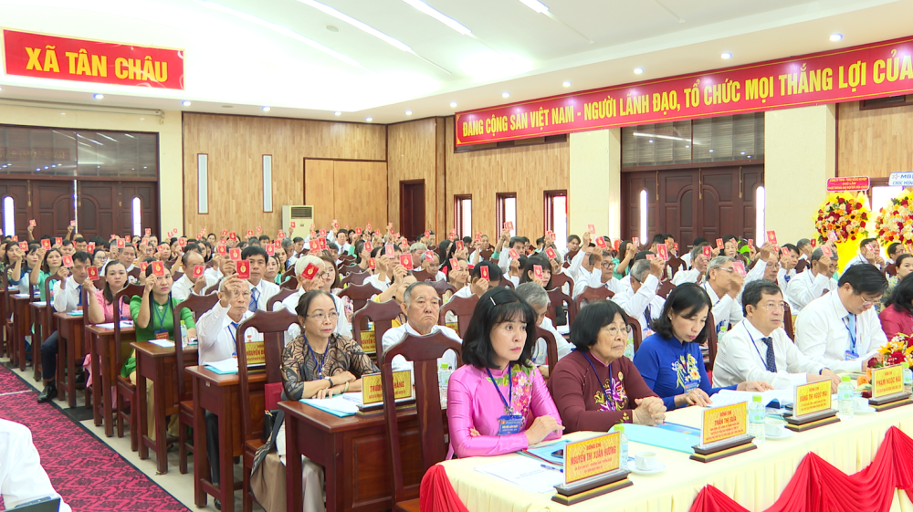 Các đại biểu biểu quyết thông qua Nghị quyết đại hội