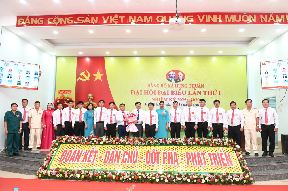 Ông Nguyễn Hoàng Nam- Trưởng Ban Kinh tế - Ngân sách, HĐND tỉnh tặng hoa chúc mừng Ban chấp hành Đảng bộ xã Hưng Thuận, nhiệm kỳ mới 