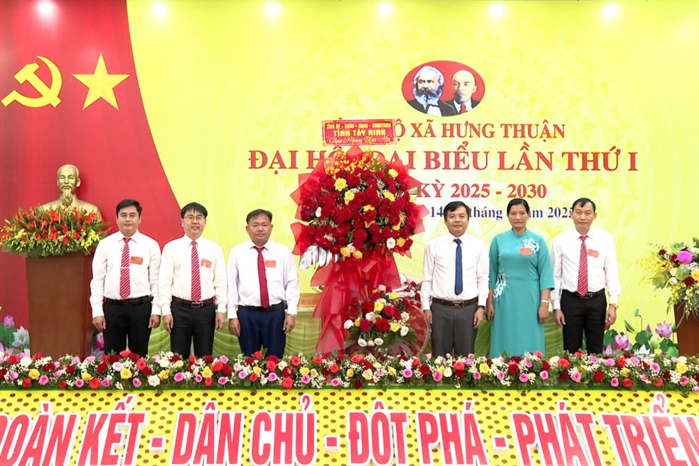 Ông Nguyễn Hoàng Nam- Trưởng Ban Kinh tế - Ngân sách, HĐND tỉnh tặng lẵng hoa chúc mừng Đại hội
