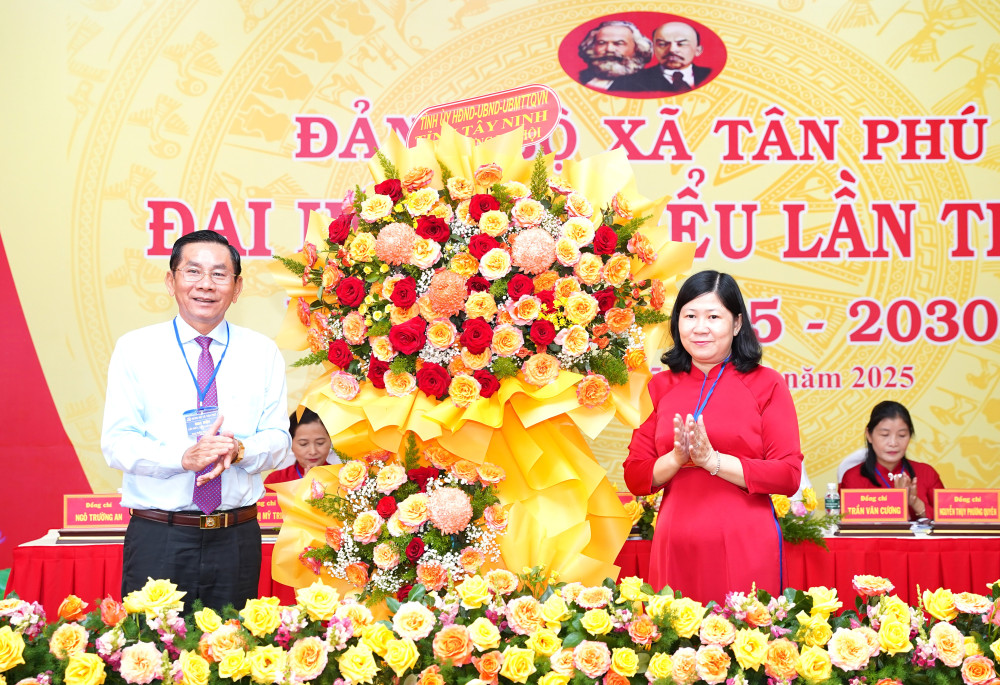 Ủy viên Ban Thường vụ Tỉnh ủy, Chủ nhiệm Uỷ ban Kiểm tra Tỉnh ủy Nguyễn Thành Vững tặng hoa chúc mừng Đại hội