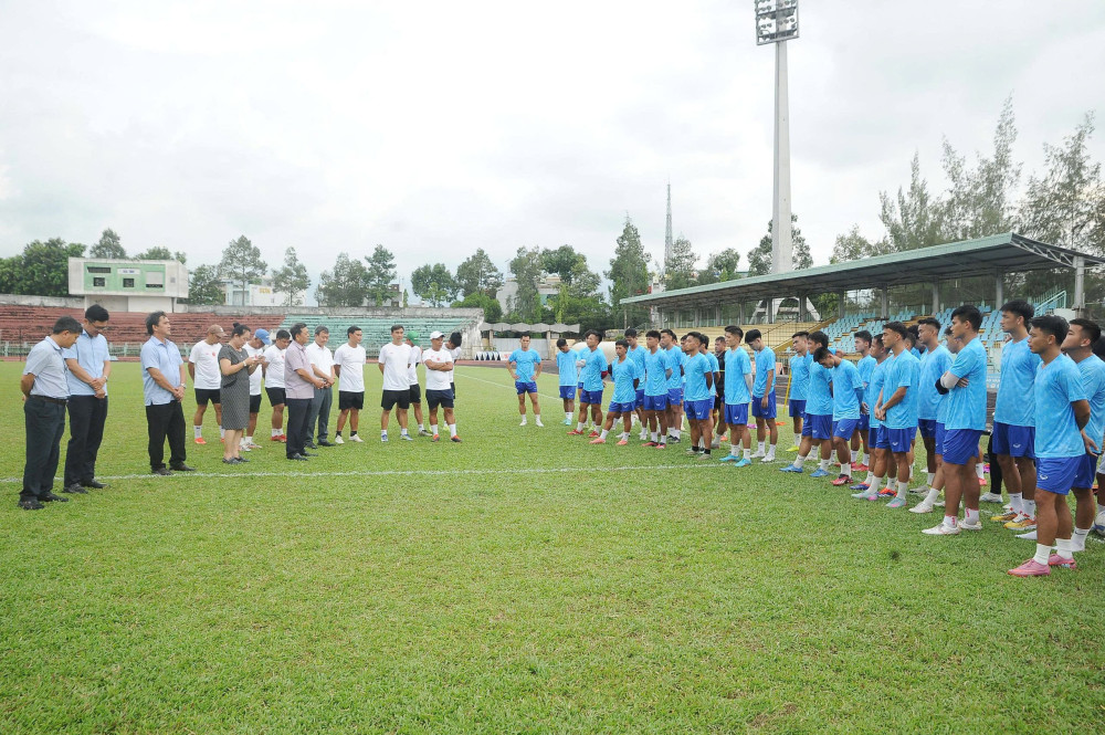 Lãnh đạo Sở Văn hóa, Thể thao và Du lịch đến thăm, động viên Câu lạc bộ Long An