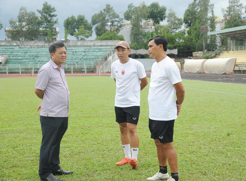 Lãnh đạo Sở Văn hóa, Thể thao và Du lịch đến thăm, động viên Câu lạc bộ Long An
