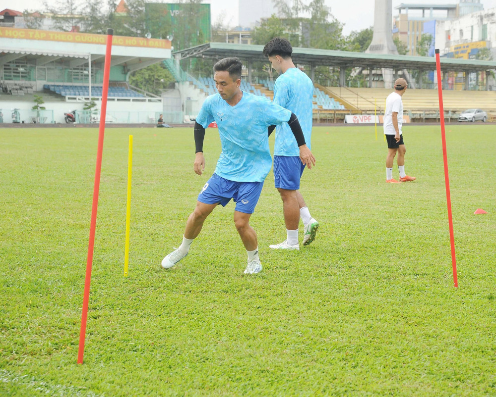 Lãnh đạo Sở Văn hóa, Thể thao và Du lịch đến thăm, động viên Câu lạc bộ Long An