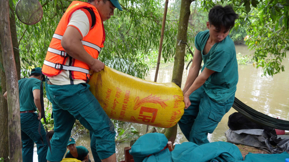 Ghe chở lúa lật ngang, hàng chục tấn lúa chìm dưới kênh